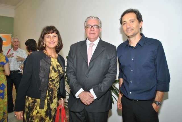 A editora da revista A Lavoura, Cristina Alvarenga, ao lado de Antonio Alvarenga, presidente da entidade, e o pesquisador do Iapar Moacir Darolt