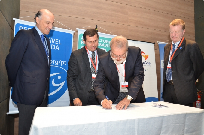 Sidney Levy, diretor-geral do Rio 2016, Felipe Peixoto, secret&aacute;rio de Desenvolvimento Regional, Abastecimento e Pesca, Jos&eacute; Bonif&aacute;cio Novellino, presidente da Fiperj, e Laurent Vigui&eacute;, gerente do ASC e MSC no Brasil, assinam memorando de entendimento /Foto: Fiperj/Luiz Barros