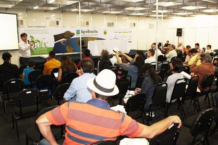 A diretora de Infraestrutura e Sustentabilidade do BNDES Marilene Ramos e o presidente da Embrapa Maurício Lopes. Imagem: divulgação