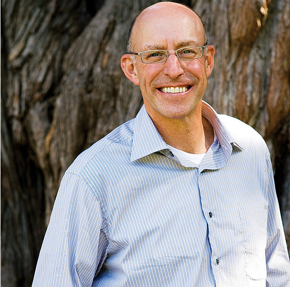 Clineo Goncalves da Silva exibe parte da colheita de banana produzida no sistema agroflorestal em Saquarema / Foto: Andreia Const&acirc;ncio