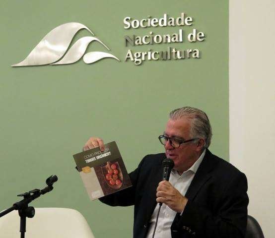 Antonio Alvarenga apresenta ao p&uacute;blico o livro &lsquo;Como produzir org&acirc;nicos&rsquo;, publica&ccedil;&atilde;o do CI Org&acirc;nicos. Foto Cristina Alvarenga