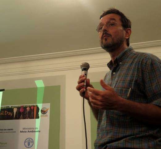 Fernando Ataliba, do S&iacute;tio Catavento, conta que ainda existe muito amadorismo na agricultura org&acirc;nica. Foto: Cristina Alvarenga