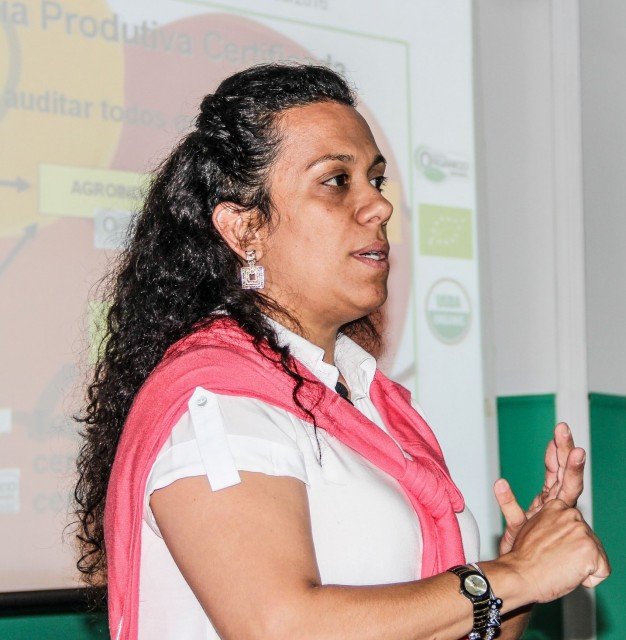 Carolina Man&ccedil;o, auditora do IBD Certifica&ccedil;&otilde;es, afirma que rastreabilidade e a qualidade das mat&eacute;rias-primas devem ser asseguradas, desde os gr&atilde;os fornecidos na alimenta&ccedil;&atilde;o dos animais at&eacute; os ingredientes dos produtos formulados. Foto: CI Org&acirc;nicos 