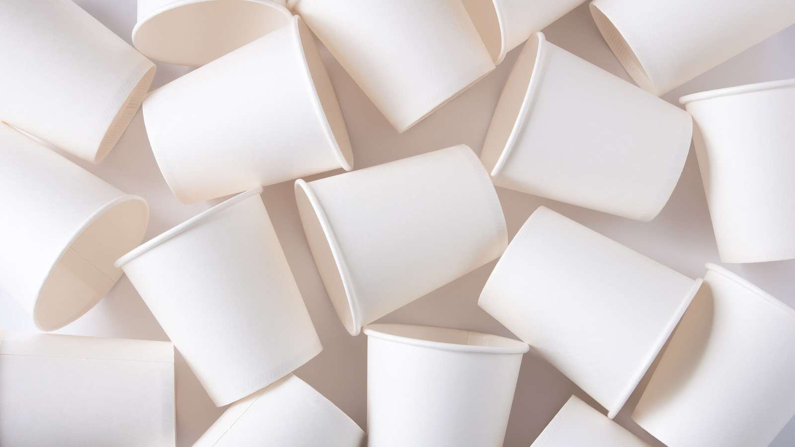 Copos de caf&eacute; descart&aacute;veis feitos com o biopl&aacute;stico desenvolvido pela Biome Bioplastics. Foto: Reprodu&ccedil;&atilde;o/Site Oficial Biome Bioplastics