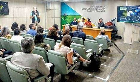 Ecocitrus apresenta experiência bem-sucedida com insumos orgânicos no Ministério da Agricultura