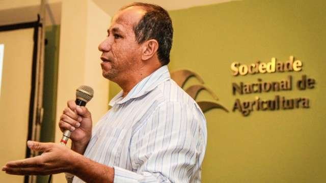 &ldquo;Quando falamos em produ&ccedil;&atilde;o sustent&aacute;vel, precisamos pensar em tr&ecirc;s eixos: econ&ocirc;mico, social e ambiental&rdquo;, diz o pesquisador Ednaldo da Silva Ara&uacute;jo, da Embrapa Agrobiologia. Foto: Sylvia Wachsner
