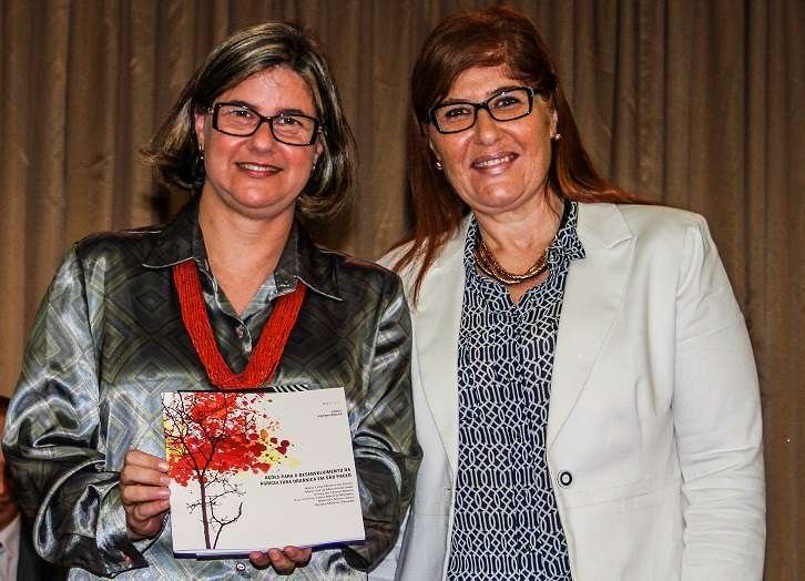 Secret&aacute;ria de Agricultura de SP, M&ocirc;nica Bergamaschi, e a diretora do IEA, Marli Dias Mascarenhas, durante lan&ccedil;amento do livro &lsquo;A&ccedil;&otilde;es para o desenvolvimento da agricultura org&acirc;nica em S&atilde;o Paulo&rsquo;