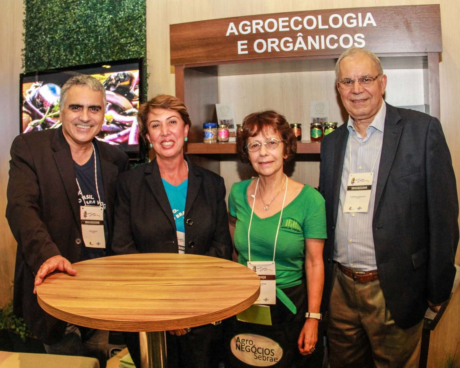 Cezar Vasquez, Diretor-Superintendente, Angela Costa, Presidenta do Conselho e Evandro Pe&ccedil;anha, Diretor do Sebrae/RJ no estande com a coordenadora da SNA, Sylvia Wachsner.