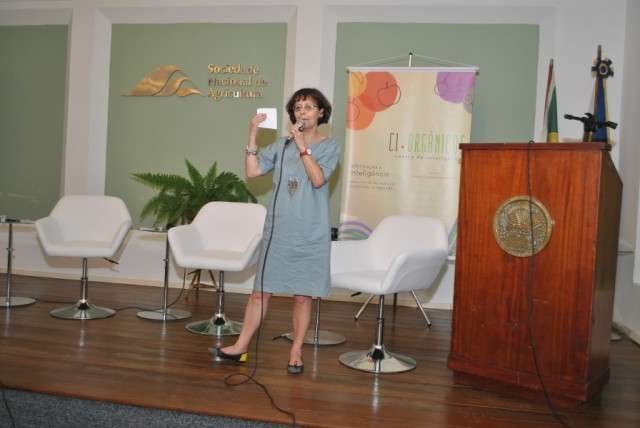 Sylvia Wachsner, coordedora, apresenta o novo site do CI Org&acirc;nicos. Foto: Armando Ara&uacute;jo