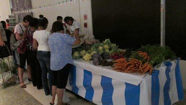Consumidores escolhem hortali&ccedil;as em feira de org&acirc;nicos em shopping de Santo Andr&eacute; (Foto: Raphael Salom&atilde;o/Ed. Globo) 
